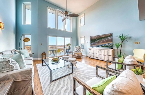 Gold Coast Condo | Beachfront, sleeps 13 4BR/2.5BA Condo w/Ocean Access