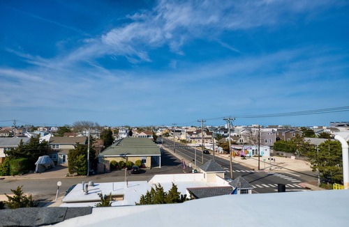 Surf City House | Beachside 8BR 1 Block from Ocean