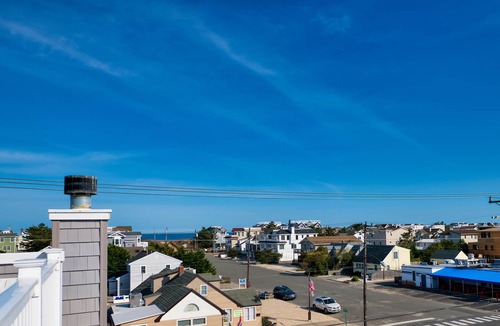 Surf City House | Beachside 8BR 1 Block from Ocean