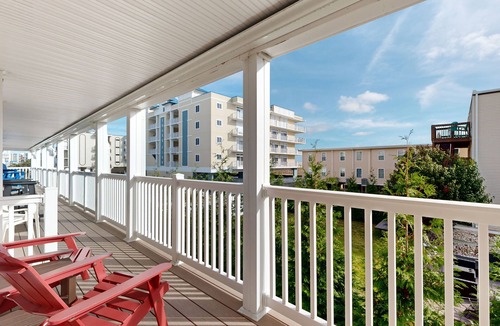 North Ocean City Condo | Beachy updated condo steps from beach with fast WiFi & furnished balcony