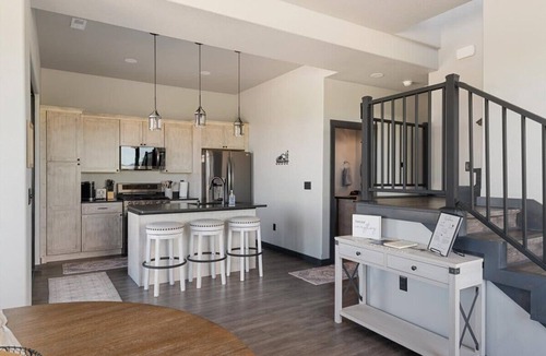Sturgis House | Bear Butte Luxury Retreat~ Hot Tub~ 10 Mins to DT
