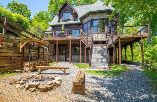 Cherokee Cabin | Bearadise Inn- Luxury Cabin in Whittier NC