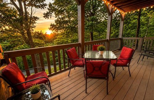 Gatlinburg - Pigeon Forge Villa | Bearfoot'n Cabin with Hot Tub, Bunk Room, Game Room