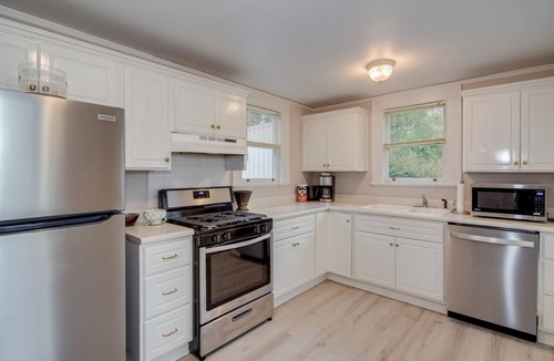 Summerville Cottage | Beautiful 2bedroom cottage with full kitchen, dining area, laundry, 3 TVs, a/c