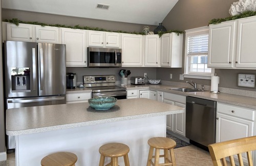 Gold Coast Condo | Beautiful 2nd Floor Condo - One Block to Beach