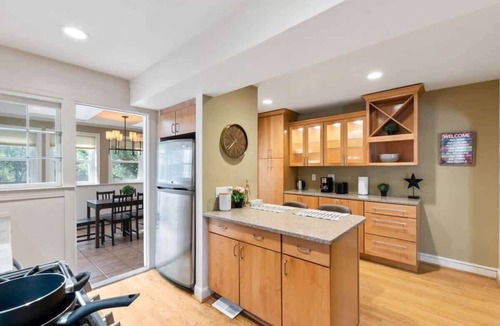 Del Ray House | Beautiful 3BR 2BA Colonial House by CozySuites