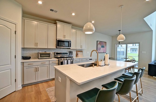 Millville House | Beautiful 4 bed townhouse in Bishop's Landing Community! Pool, Basketball and Pickleball Courts, Playground, Shuttle, Wifi, Fitness Center!