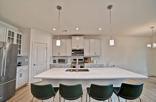 Millville House | Beautiful 4 bed townhouse in Bishop's Landing Community! Pool, Basketball and Pickleball Courts, Playground, Shuttle, Wifi, Fitness Center!