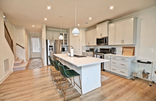 Millville House | Beautiful 4 bed townhouse in Bishop's Landing Community! Pool, Basketball and Pickleball Courts, Playground, Shuttle, Wifi, Fitness Center!
