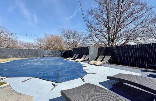 Grand Island House | Beautiful 4-bedroom home with a pool and Jacuzzi in Grand Island, with AC.