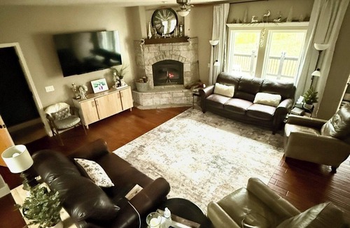Liberty House | Beautiful 4 bedroom Country Estate in Liberty. Minutes from downtown KC.
