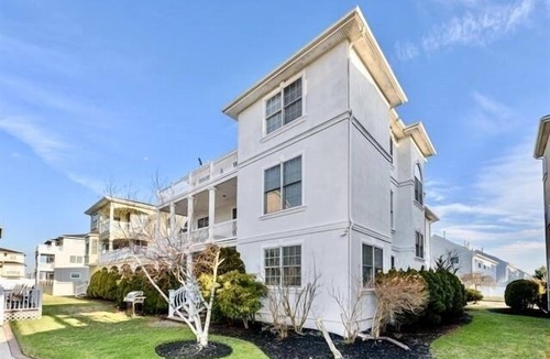 Ventnor City House | Beautiful Bay Home By Everything