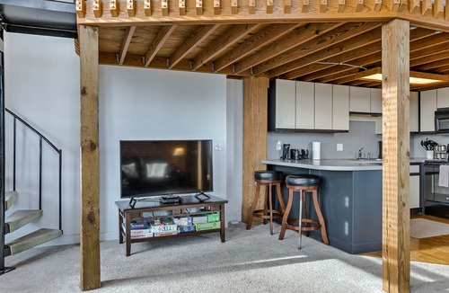Old Market Condo | Beautiful Brick Walls & Large Window- Sleeps 8- FREE PARKING!