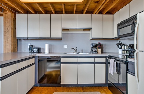 Old Market Condo | Beautiful Brick Walls & Large Window- Sleeps 8- FREE PARKING!