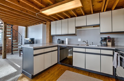 Old Market Condo | Beautiful Brick Walls & Large Window- Sleeps 8- FREE PARKING!