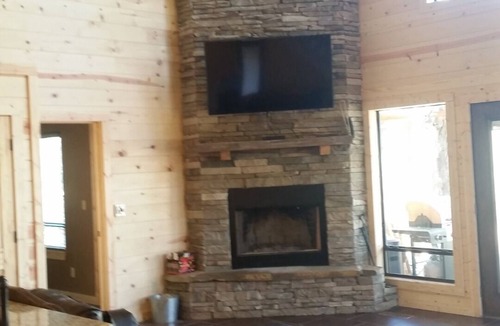 Dry Creek Cabin | beautiful cabin in the woods with view of lake Tenkiller