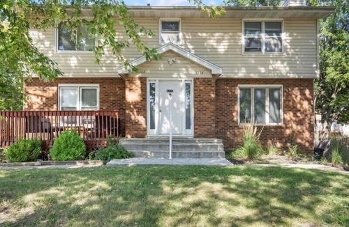 Clive Apartment | Beautiful Clive 3BR Duplex w/Fireplace