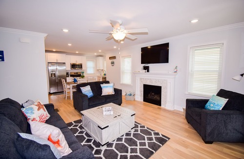 North End Condo | Beautiful Condo, 10 houses from beach/boardwalk, AMAZING BEDS!