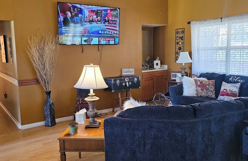 Gold Rock House | Beautiful farmhouse with 3 bedrooms and 4 Queen beds for a cozy stay