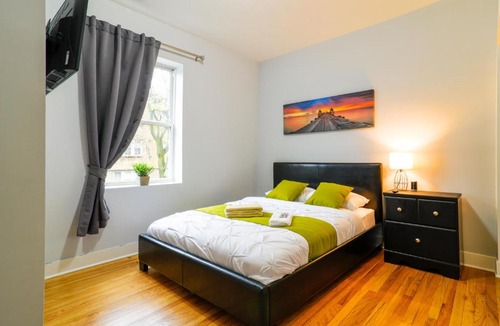 Irving Park Apartment | Beautiful Irving Park 4BR apartment