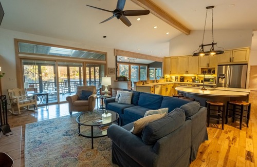 Waleska House | Beautiful Lakefront Home on Lake Arrowhead/2 full kitchens, 2 primary bedrooms