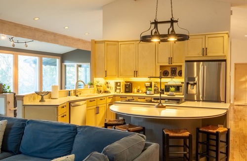 Waleska House | Beautiful Lakefront Home on Lake Arrowhead/2 full kitchens, 2 primary bedrooms