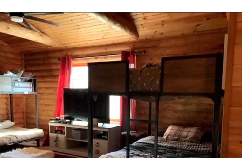 Monroe City Cabin | Beautiful Log Cabin on 34 Acres at Mark Twain Lake!