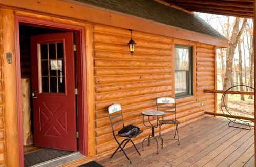 Monroe City Cabin | Beautiful Log Cabin on 34 Acres at Mark Twain Lake!