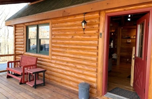 Monroe City Cabin | Beautiful Log Cabin on 34 Acres at Mark Twain Lake!