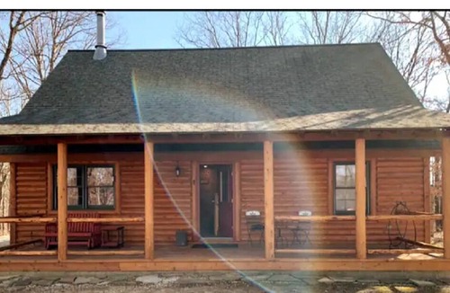 Monroe City Cabin | Beautiful Log Cabin on 34 Acres at Mark Twain Lake!