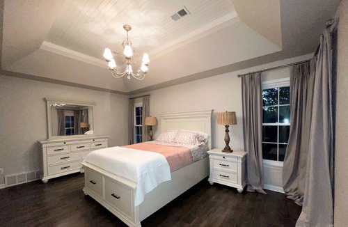 Cordova House | Beautiful Memphis/Cordova home, Sleeps 7, Large Kitchen, (1835 sqft).
