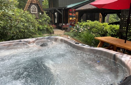 Newland Cabin | Beautiful Mtn Cabin! Pet Friendly, Hot Tub, Fireplace, Winery, Skiing