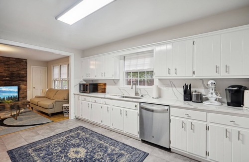 The Palisades House | Beautiful Palisades 5BR Home, Fabulous Location