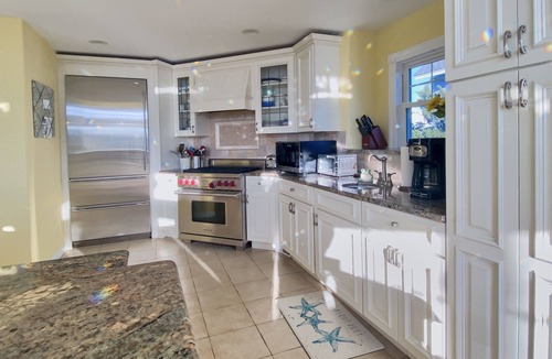 Avalon House | Beautiful spacious Southend home is only 1 1/2 blocks to the beach.
