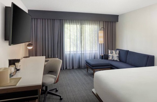 Hopelawn Hotel | Beautiful Standard Room w/1 King Bed and Restaurant On-Site in New Jersey