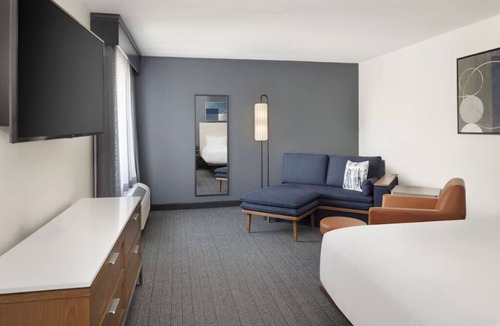 Hopelawn Hotel | Beautiful Standard Room w/1 King Bed and Restaurant On-Site in New Jersey