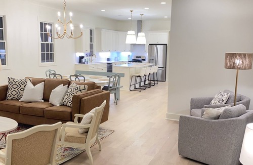 Oxford House | Beautiful/Stylishly decorated 3b/3b! Luxurious and spacious. Minutes to Square.
