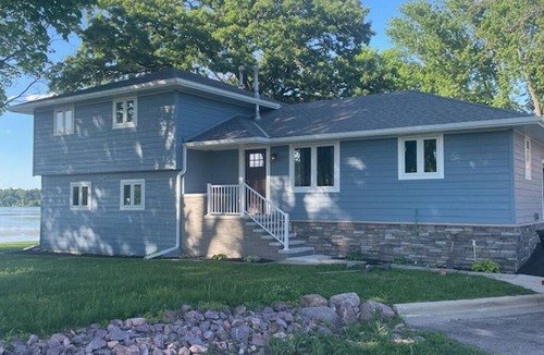 Fairmont House | Beautiful walkout lakefront property - Location, Location, Location!