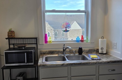 Downtown Apartment | Beautifully Renovated 1 Bed, 1 Bath, Pet-Friendly Apt, 2 Blks From State Capitol