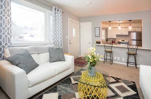 Benson House | Beauty in Benson! Remodeled 5 Bedroom (Sleeps 14)