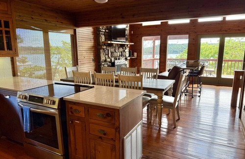Beaver Shores House | Beaver Lake Waterfront - Lakeside Villa