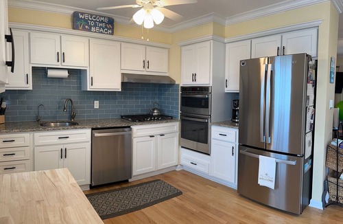 Wall House | Belmar Shore House by the Sea! 1.5 Blocks to Beach with 6 badges & Parking