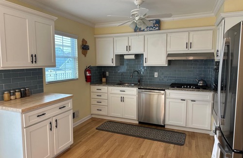 Wall House | Belmar Shore House by the Sea! 1.5 Blocks to Beach with 6 badges & Parking