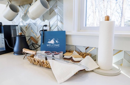 Collinsville House | Beloveds Rest—Mountain Sunsets with a Hot Tub