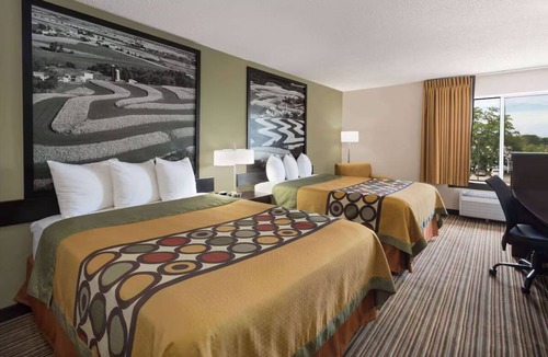 Madison Hotel | Beltline Hwy 2 Queen Studio Breakfast & Pool