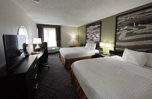 Madison Hotel | Beltline Hwy 2 Queen Studio Breakfast & Pool