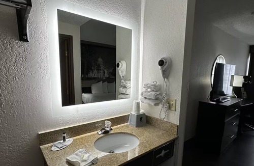 Madison Hotel | Beltline Hwy 2 Queen Studio Breakfast & Pool