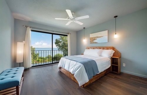 Belton House | Belton Lake View Remodeled Mid-Century Home Pet-Friendly Sleeps 6 Garage Parking