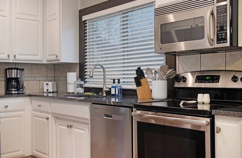 Benson House | Benson's Cozy 3-BR Retreat with BBQ Grill!