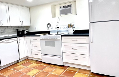 West Hyattsville Apartment | Best Apt in Chevy Chase DC Big Sleeps 4-5, 4 blks to Metro